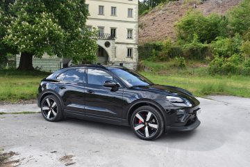 PORSCHE MACAN 09