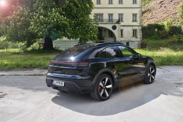 PORSCHE MACAN 10