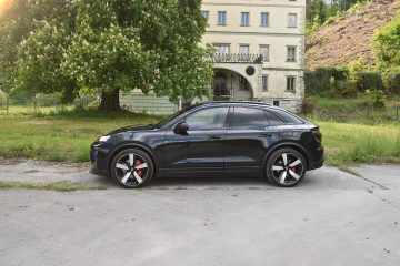 PORSCHE MACAN 11