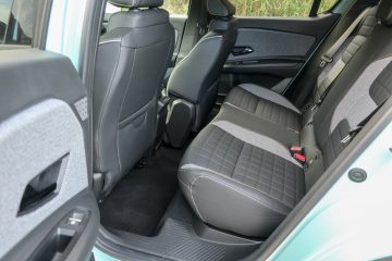 Prostor na zadnjih sedežih - voznikov sedež je uporabno nastavljen, sovoznikov pa potisnjen povsem nazaj.