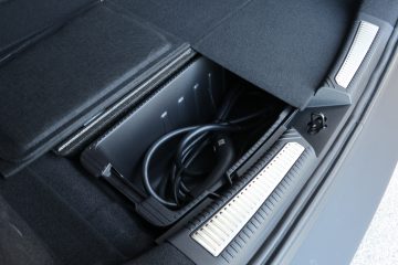 Prtljažnik pod dnom skriva praktično plastično kad za odlaganje.