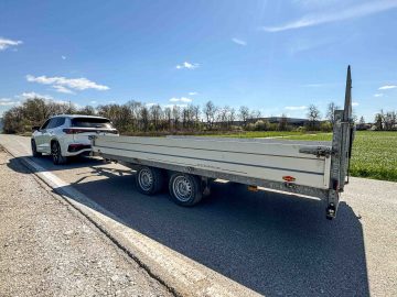 Prikolica se zdi strašljivo velika, je pa z njo lažje upravljati kot z manjšo, ki je se ne vidi v vzvratnih ogledalih.