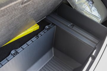 Prtljažnik pod dvojnim dnom skriva še praktičen globok plastični predal.