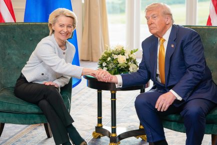 Meeting_between_Ursula_von_der_Leyen,_President_of_the_EC,_and_Donald_Trump,_President_of_the_United_States_-_2025_(3)