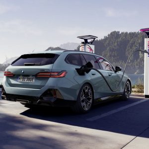 P90536927_highRes_charging-the-new-bmw