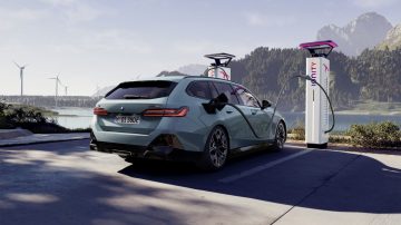P90536927_highRes_charging-the-new-bmw