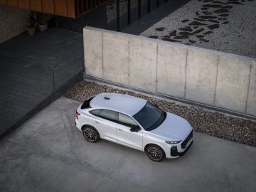 Glacier white metallic, static outdoor shot, exterior, top view