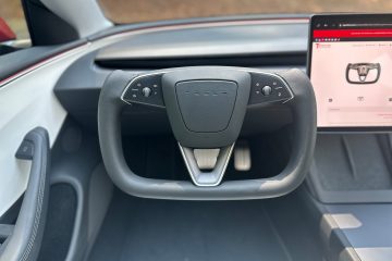 Tesla Yoke volan