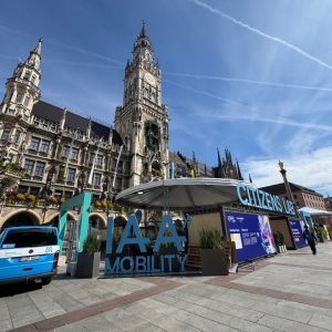Pogled na mestno hišo zakriva eno od prizorišč IAA Mobility.