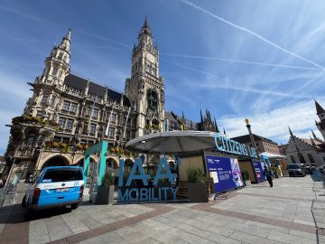 Pogled na mestno hišo zakriva eno od prizorišč IAA Mobility.