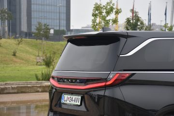 LEXUS LM 10