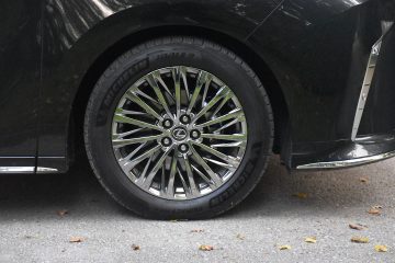 LEXUS LM 11