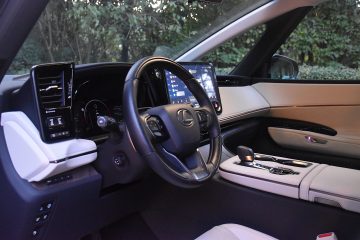 LEXUS LM 13