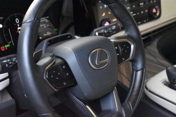LEXUS LM 16
