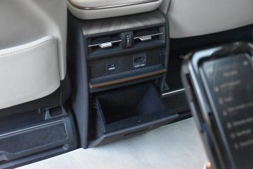 LEXUS LM 33
