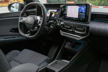 Prijetno okolje dodobra posnema tisto iz električnega Renaulta 5.