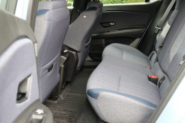 Električni Renault 4 je precej bolj prijeten za zadnje potnike, prtljažnik pa v osnovi meri 420 litrov. 