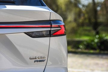 Baterijsko-električne modele so po uvedbi višjih carin delno nadomestili hibridi.
