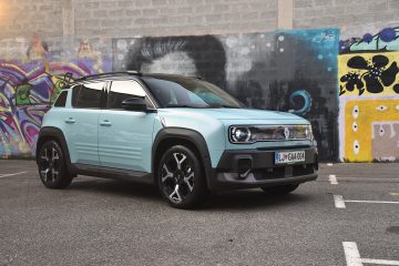 RENAULT 4 E-TECH 01