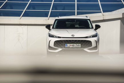 mg-hs-phev-15-1600x1068-1600x1068