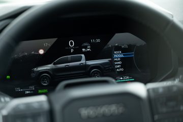 2026_Hilux BEV_High Grade_Ash Grey_Detail_009