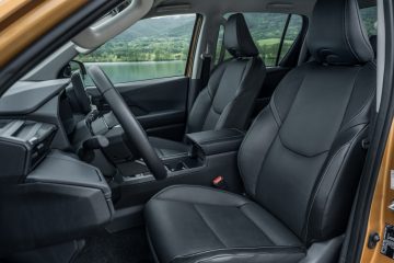 2026_Hilux Hybrid 48V_Invincible_Sulphur Yellow_Detail_010
