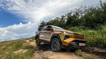Toyota Hilux Hybrid 48V-8