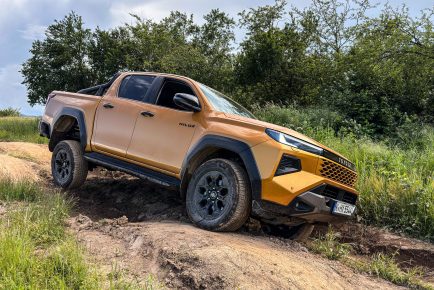 Toyota Hilux Hybrid 48V-9