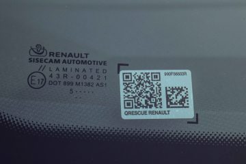 Renault je QR kodo pričel na stekla nameščati leta 2021.