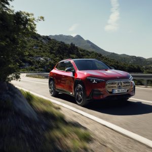 Der neue elektrische Mercedes-Benz GLA.

Exterieur: MANUFAKTUR Patagonienrot Metallic

Interieur: ARTICO man-made leather/MICROCUT microfibre black 

The all-new Mercedes-Benz GLA electric.

Exterior: MANUFAKTUR patagonia red metallic

Interior: ARTICO man-made leather/MICROCUT microfibre black