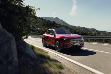 Der neue elektrische Mercedes-Benz GLA.

Exterieur: MANUFAKTUR Patagonienrot Metallic

Interieur: ARTICO man-made leather/MICROCUT microfibre black 

The all-new Mercedes-Benz GLA electric.

Exterior: MANUFAKTUR patagonia red metallic

Interior: ARTICO man-made leather/MICROCUT microfibre black