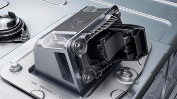 Z rešitvami, kot je luknja za gašenje baterijskega paketa, želijo pri Renaultu olajšati gašenje baterijsko-električnih vozil.