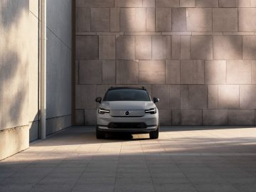 The_New_Volvo_EX40_Exterior_FullFront