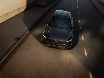 The_New_Volvo_EX40_Exterior_RollingFront