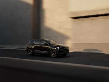The_New_Volvo_EX40_Exterior_RollingProfile