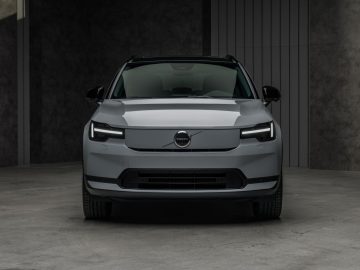 The_New_Volvo_EX40_Studio_Front