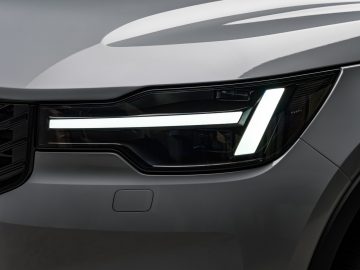 The_New_Volvo_XC40_Studio_Head_Light