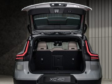 The_New_Volvo_XC40_Studio_Rear_Trunk_Open_3
