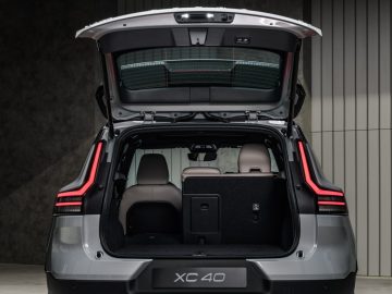 The_New_Volvo_XC40_Studio_Rear_Trunk_Open_4