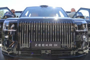 Zeekr 9X je v primerjavi z drugimi modeli znamke bistveno manj zadržan v videzu in drži.