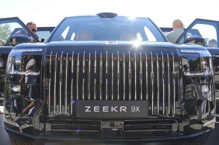 Zeekr 9X je v primerjavi z drugimi modeli znamke bistveno manj zadržan v videzu in drži.
