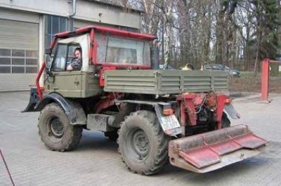 Unimog~900~mit~Forstausr$FCstung.jpg