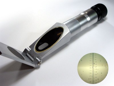 800px-Refractometer.jpg