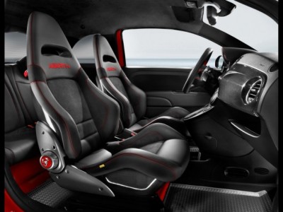 2009-Fiat-500-Abarth-695-Tributo-Ferrari-Interior-View-588x441.jpg