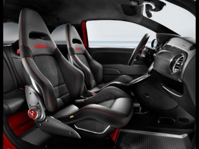 2009-Fiat-500-Abarth-695-Tributo-Ferrari-Interior-View-588x441.jpg