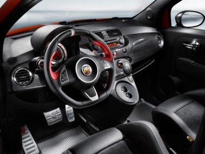 2009-Fiat-500-Abarth-695-Tributo-Ferrari-Cockpit-View-588x441.jpg