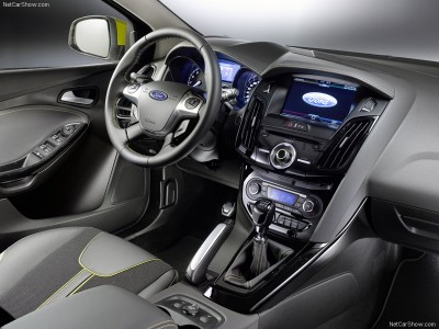 Ford-Focus_Estate_2011_800x600_wallpaper_08.jpg