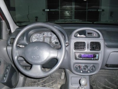 clio-armaturka.jpg