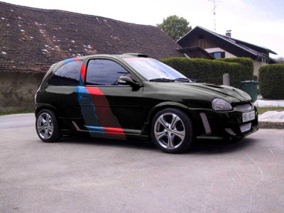 pagerjeva corsa 3 crna z rdečo in modro črto.jpg