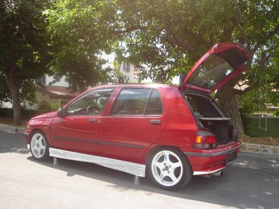 Clio red white 01.jpg